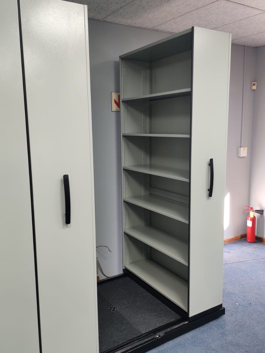 Mobile shelving system with open bay